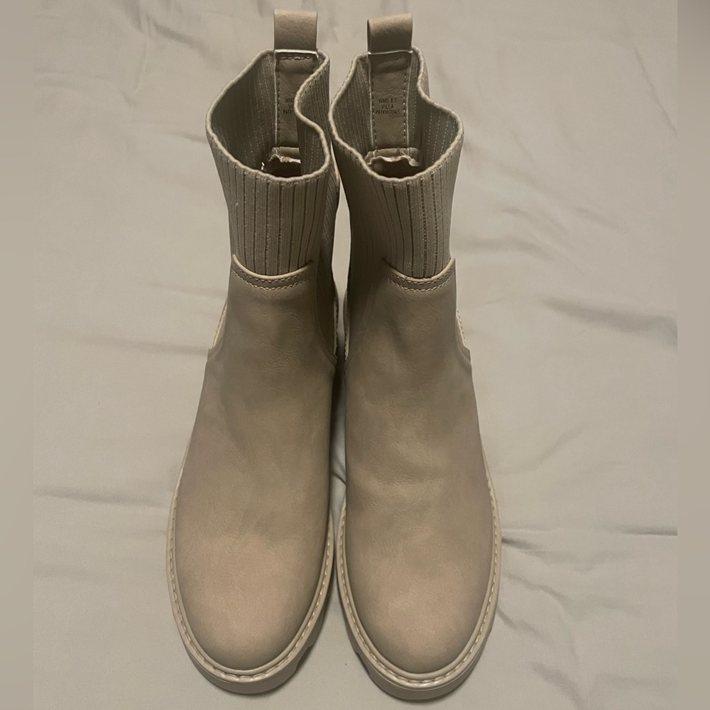 DV Dolce Vita Villa Chelsea Lug Boots Beige Size 8.5 NWT - Picture 4 of 9